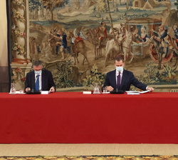 Su Majestad el Rey duranta la reunión del Patronato de la Fundación Pro Real Academia Española