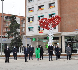 Sus Majestades los Reyes juntos a las autoridades y participantes en el acto homenaje