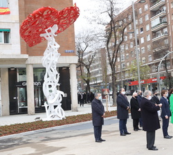 Su Majestades los Reyes junto a las autoridades durante el acto homenaje a los sanitarios fallecidos en el ejercicio de su profesión durante la pandem