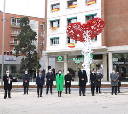 Sus Majestades los Reyes durante el minuto de silencio en el acto homenaje a los sanitarios por COVID-19 