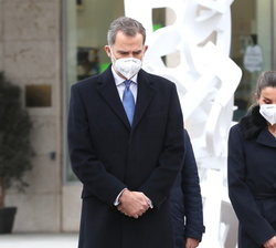 Sus Majestades los Reyes durante el minuto de silencio por los sanitarios fallecidos en la pandemia del COVID-19