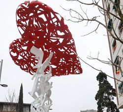 Sus Majestades los Reyes reciben una explicación de las características de la obra por parte del artista Jaume Plensa