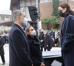 Sus Majestades los Reyes conversan con Luz Casal, quien interpretó "Entre mis recuerdos" a la finalización del acto