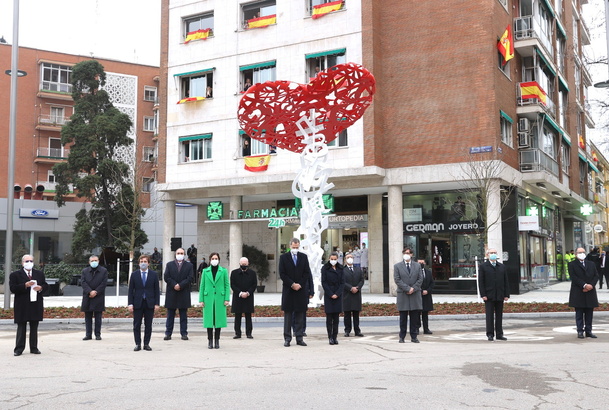 Sus Majestades los Reyes durante el minuto de silencio en el acto homenaje a los sanitarios por COVID-19 