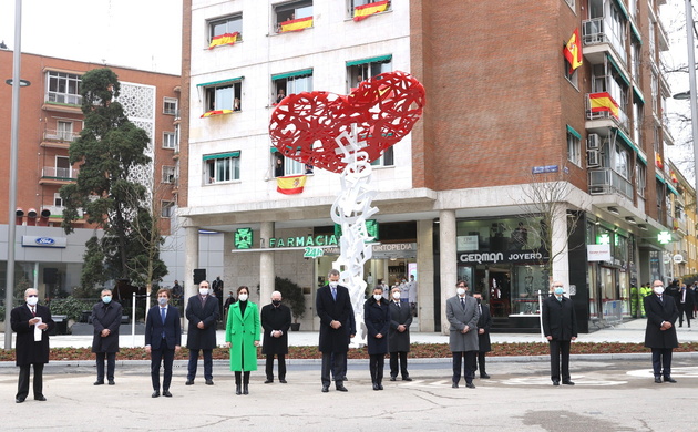 Sus Majestades los Reyes durante el minuto de silencio en el acto homenaje a los sanitarios por COVID-19 