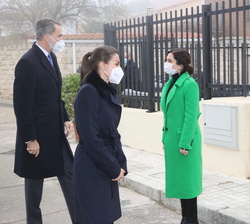 Sus Majestades los Reyes reciben el saludo de la ministra de Política Territorial y Función Pública, Carolina Darias