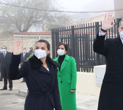 Don Felipe y Doña Letizia saludan a los vecinos que se han acercado a saludarles