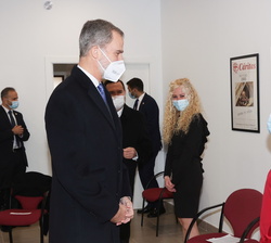 Su Majestad el Rey recibe el saludo de María del Mar Salcedo, gerocultora y repartidora del Centro