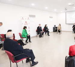 Vista general de la reunión donde Sus Majestades los Reyes recibieron una exposición sobre el proyecto de Cáritas de asistencia a domicilio a mayores 