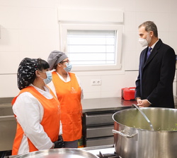 Sus Majestades los Reyes durante su recorrido por las instalaciones