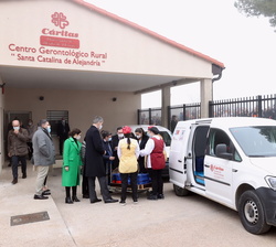 Sus Majestades los Reyes visitan la zona de carga durante su recorrido a las instalaciones