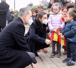 Don Felipe y Doña Letizia conversan con los niños congregados a la salida del Centro Gerontológico Rural Santa Catalina de Alejandría