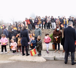 Sus Majestades los Reyes saludan a los vecinos congregados a su salida del Centro Gerontológico