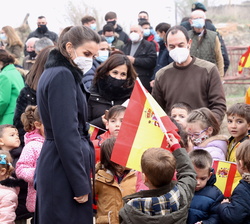 Doña Letizia junto a unos pequeños de Brea de Tajo que la reciben con unas banderas de España