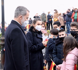 Sus Majestades los Reyes conversan con unos jovenes que se han acercado para poder verles
