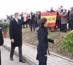 Sus Majestades los Reyes saludan a los vecinos durante su recorrido hacia la vivienda de un matrimonio beneficiario del proyecto de Cáritas