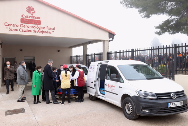 Sus Majestades los Reyes visitan la zona de carga durante su recorrido a las instalaciones