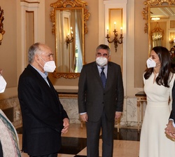 Sus Majestades los Reyes a su llegada al Palacio Albéniz, reciben el saludo del premiado, Joan Margarit junto al ministro de Cultura y Deporte, José M