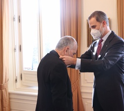 Su Majestad el Rey impone el galardon a Joan Margarit