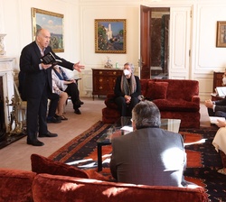 Joan Margarit recita unos versos ante la atenta mirada de Sus Majestades los Reyes y el ministro de Cultura y Deporte