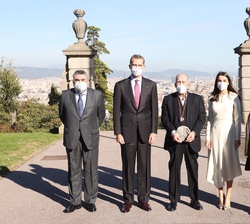 Fotografía de grupo de Sus Majestades los Reyes, con el premiado, su esposa y el ministro de Cultura y Deporte