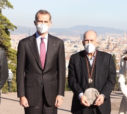 Don Felipe y Doña Letizia junto a Joan Margarit, Premio de Literatura en Lengua Castellana "Miguel de Cervantes" 2019