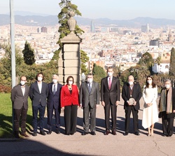 Fotografía de Sus Majestades los Reyes junto a los asistentes a la entrega del Premio de Literatura en Lengua Castellana "Miguel de Cervantes&quo