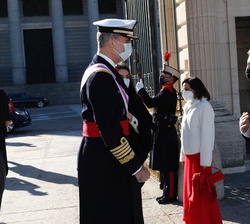 Don Felipe y Doña Letizia son saludados por el ministro del Interior en presencia de la ministra de Defensa