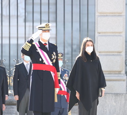 Sus Majestades los Reyes reciben los Honores que por Ordenanza les corresponden, himno nacional y salva de 21 cañonazos