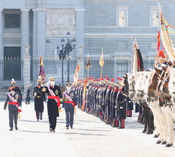 Su Majestad el Rey pasa revista a la fuerza presente de la Guardia Real, acompañado del Jefe del Estado Mayor de la Defensa y el Jefe del Cuarto Milit