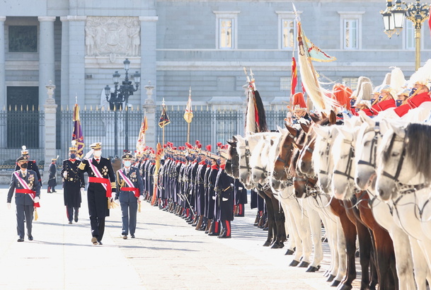 Su Majestad el Rey pasa revista a la fuerza presente de la Guardia Real, acompañado del Jefe del Estado Mayor de la Defensa y el Jefe del Cuarto Milit