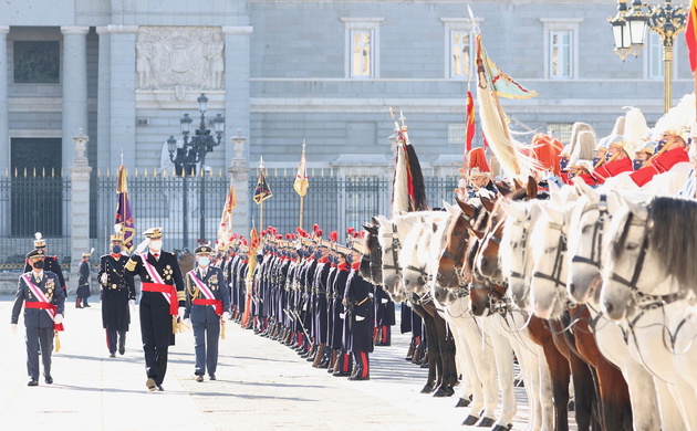 Su Majestad el Rey pasa revista a la fuerza presente de la Guardia Real, acompañado del Jefe del Estado Mayor de la Defensa y el Jefe del Cuarto Milit