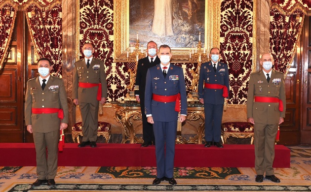 Su Majestad el Rey junto a los generales de División y vicealmirante asistentes a la audiencia celebrada en el Palacio Real de Madrid