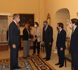 A su llegada, Su Majestad el Rey recibe el saludo de las autoridades presentes