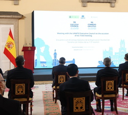 Don Felipe, en la primera fila de asientos en el Patio de los Austrias durante el desarrollo del acto