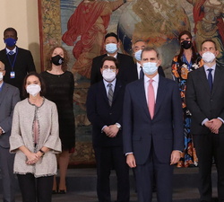 Fotografía de grupo de Su Majestad el Rey junto a los asistentes al encuentro