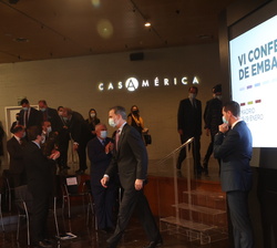 Don Felipe recibe el saludo del personal asistente a la VI Conferencia de Embajadores de España