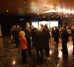 Don Felipe conversa con los asistentes tras la finalización del acto