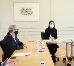 Doña Letizia acompañada por el presidente de Telefónica, José María Álvarez-Pallete y por el presidente de la Fundación Telefónica, César Alierta, en 
