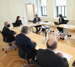 Su Majestad la Reina acompañada del comité de dirección durante la reunión de trabajo de la Fundación Telefónica