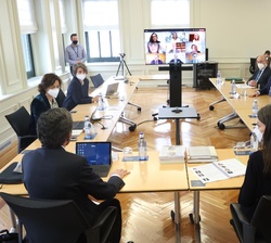 Vista general de la mesa de la reunión de trabajo del comité de dirección de la Fundación Telefónica