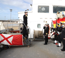 Su Majestad el Rey recibe honores a cargo de la Guardia Militar del Buque