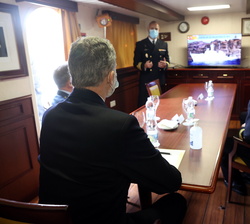 Su Majestad el Rey en la Cámara de Oficiales durante la conferencia del comandante del Buque Hidrográfico “Tofiño”