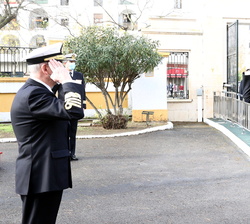 Su Majestad el Rey a su llegada recibe el saludo del jefe de Estado Mayor de la Armada, almirante general Teodoro Esteban