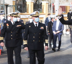Su Majestad el Rey saluda a los gaditanos que se congregaban a la entrada del Instituto Hidrográfico de la Marina