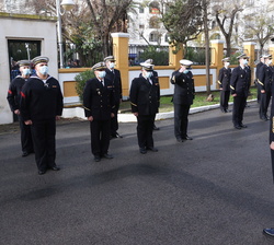 Su Majestad el Rey saluda a una representación de la dotacion del Instituto Hidrográfico de la Marina