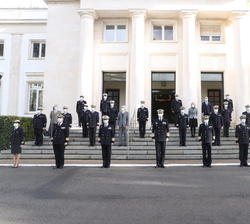 Fotografía de grupo de Su Majestad el Rey con los jefes de Sección del Instituto y los comandantes de los Buques Hidrográficos