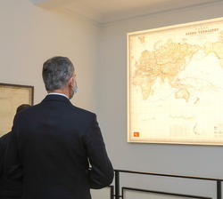 Su Majestad el Rey durante su visita a las Secciónes de Hidrografía y Cartografía