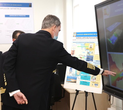 Su Majestad el Rey durante su visita a las Secciónes de Hidrografía y Cartografía