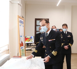Su Majestad el Rey durante su visita a las Secciónes de Hidrografía y Cartografía